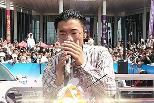 吴易昺在完成杭州亚运会首秀后拥抱妈妈 并且激动落泪